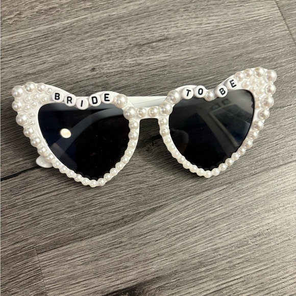 White Bride Sash and Accessories Set - Picture 4 of 10